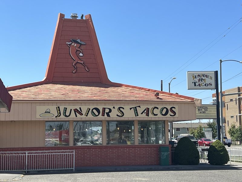 JUNIOR’S TACOS exterior