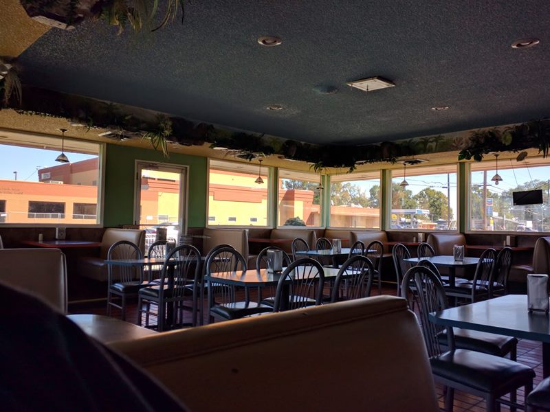 JUNIOR’S TACOS interior
